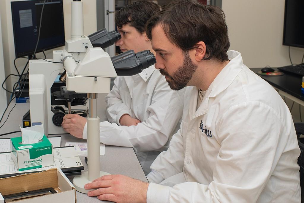 两个东北大学的学生在看显微镜