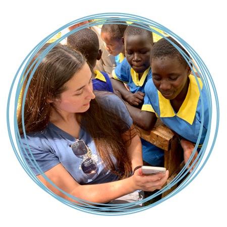 一名在国外学习的联合国学生向肯尼亚的一群孩子展示了他们的手机