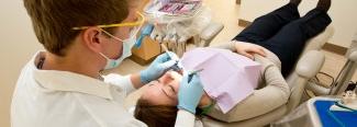 一名牙科学生正在给病人治疗